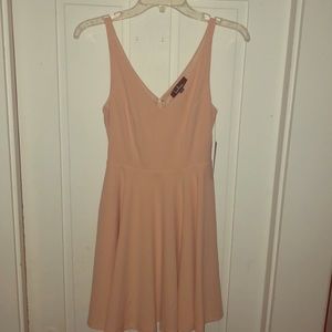 Lulu’s XS, V-neck Blush Darling Delight Dress 👗